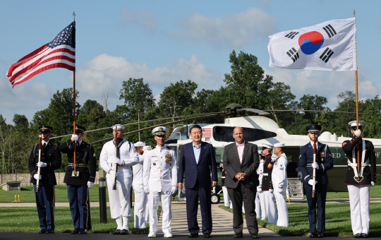 윤석열 대통령이 18일(현지시간) 워싱턴DC 인근 미국 대통령 공식별장인 캠프 데이비드에 도착, 헬기에서 내린 뒤 이동하고 있다. 연합뉴스